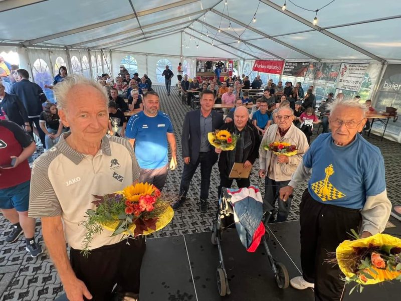 75 Jahre SV Motor Hainichen - Ehrenmitglieder Wolf-Dieter Krabbe (links) und Manfred Kunze (rechts)